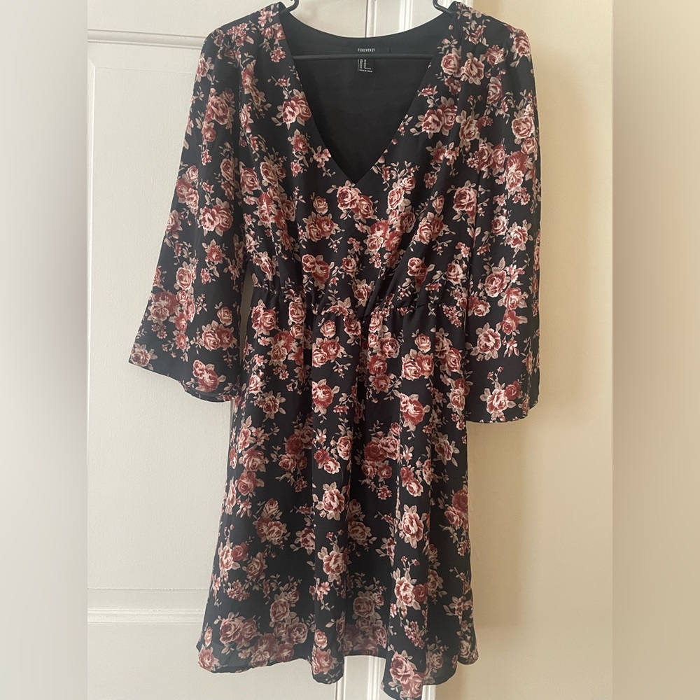 Forever 21 Women’s Black and Maroon Floral knee-length dress, size medium